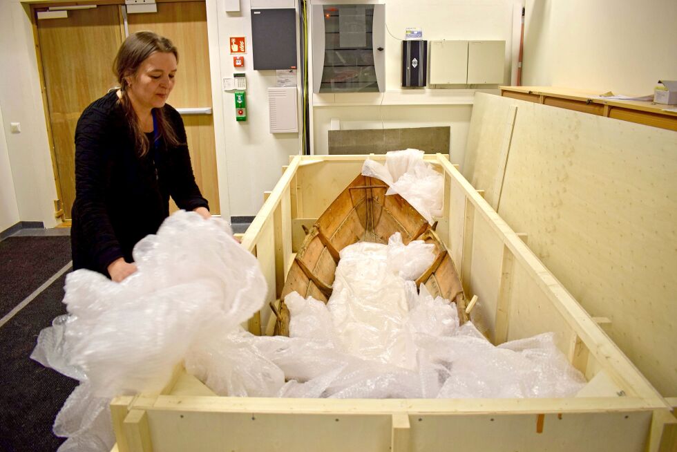 En skoltesamisk bask brukt i innlandsvassdragene i Pasvik er kommet hjem. Museumsleder Honna Havas pakker den ut.
 Foto: Birgitte Wisur Olsen