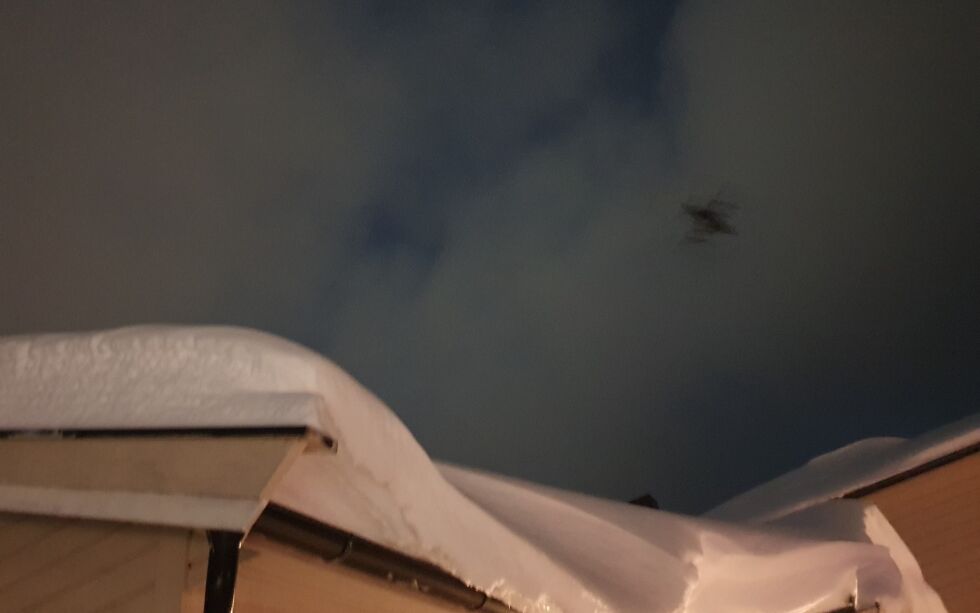 I siste liten fikk journalisten tatt frem mobiltelefonen og knipset bilde av flyet som kom ut av mørket over Vestre Jakobselv torsdag ved 19-tiden.
 Foto: Torbjørn Ittelin