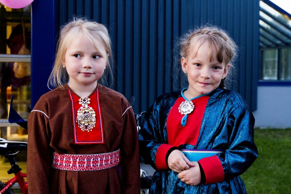 Máret Risten (t.h) var med i første sesong av Iežár, hvor hun åpenhjertig delte den gripende historien om seg selv og tvillingbroren Per Áilu. De ble født tre måneder for tidlig, og bare Máret Risten overlevde. Her står hun sammen med lillesøster Márjá Lisa.
 Foto: June Helén Bjørnback