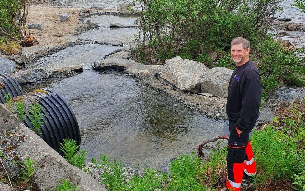 Birger Skreddernes ved den nyetablerte sjøørretrappa i Bekkarfjord.
 Foto: Tom Hardy