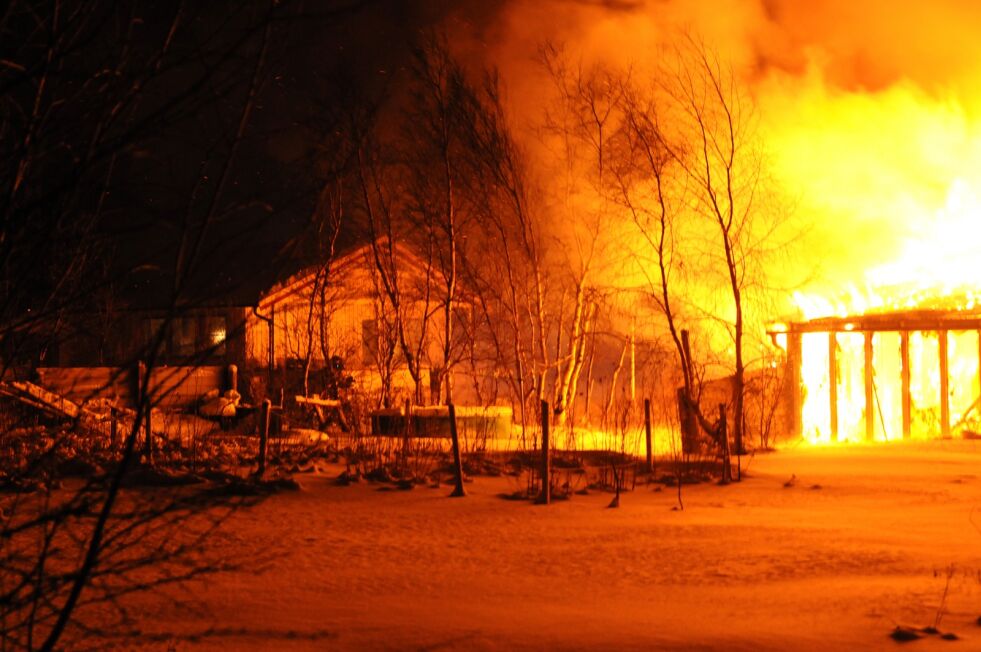 21. januar i år måtte brennvesenet i Porsanger rykke både ut til en bolig i Silfarveien i Lakselv og et spikertelt i Olderfjord. Ingen av byggene sto til å redde og ble totalskadet i flammene.
 Foto: Arkiv