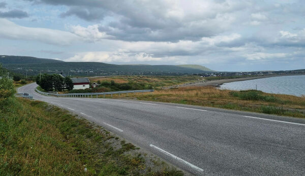 Vurderer ny gangbru og omlegging av veien
