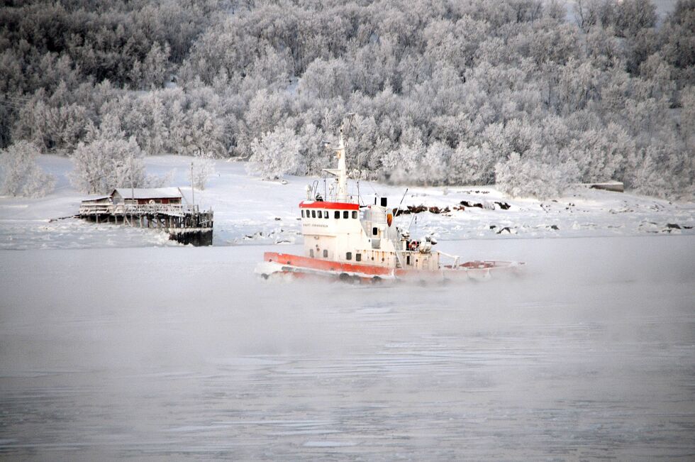 De fleste stedene i nord hadde opp mot fire grader kaldere enn normalt. I Kirkenes var det i snitt 3,8 grader kaldere enn normalen, som er basert på målinger de siste 30 åra. Her et bilde av isbryteren, som har vært i aksjon daglig hele januar måned.
 Foto: Hallgeir Henriksen