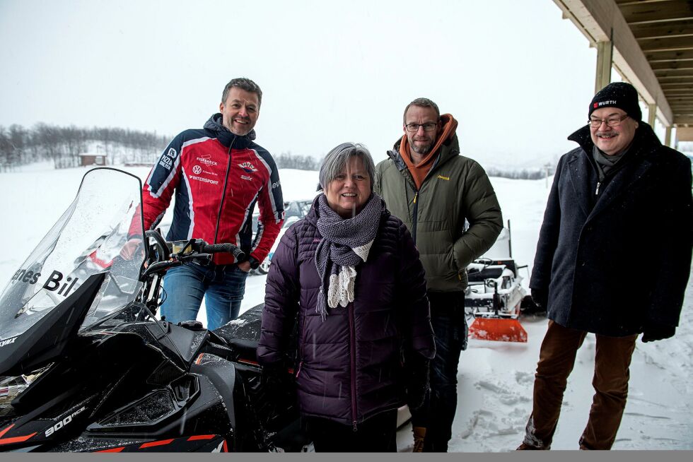 Jo­nas Karls­bakk Sjø­kvist (til venst­re), le­der i SIL, Trude Men­ty­jær­vi, dag­lig le­der i Bar­ents­hall­ene KF, Au­dun An­der­sen og le­der i id­retts­rå­det, Bård Arne Arn­ljot, var alle til­freds med av­ta­len som ble sig­nert sist ons­dag. Foto: Pri­vat
 Foto: Privat