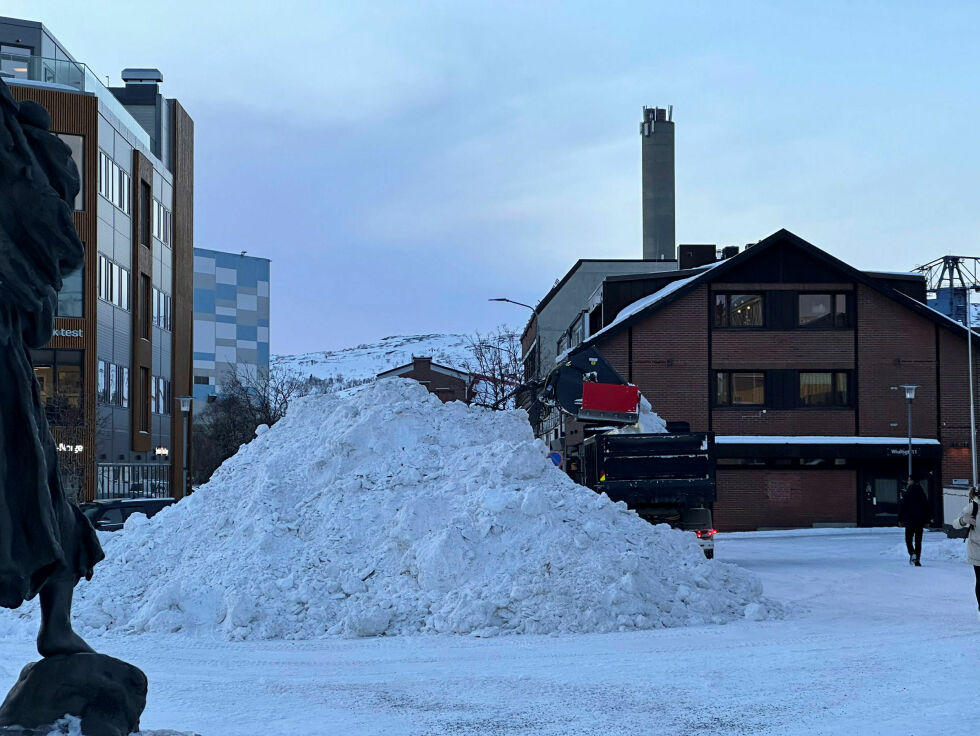 Sjøl om sneen deponeres midlertidig på Savios plass kan noe bli igjen for å være akebakke.
 Foto: Hallgeir Henriksen
