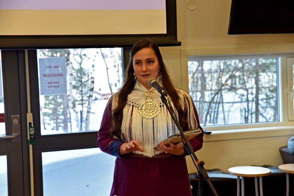 På tross av at vi i Norge har kommet langt i forhold til samiske rettigheter har vi fortsatt en vei å gå, mente Mariell Haugli. – Ingen skal bli satt fyr på fordi man er same. Ingen skal bli mobbet fordi man er same, og ingen skal bli hetset og sett på som en mindreverdig same fordi man ikke har det samiske språket, sa Haugli i sin tale.
 Foto: Bjørn Arne Johansen