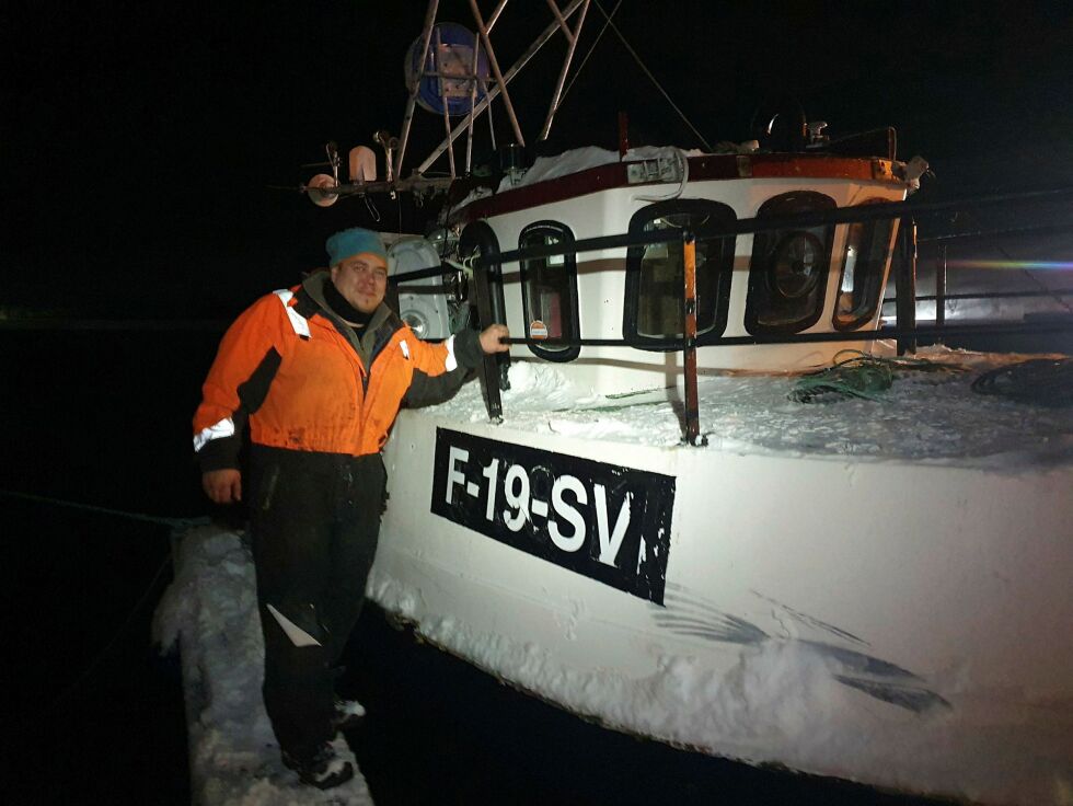 Mor­ten Bli­en med den ny­inn­kjøp­te sjar­ken som har fått navn­et «Hermann Jo­han», en 31- fots Vik­sund som han skal set­te i fisk­eri i mars, et­ter at alle pa­pi­rer er i or­den. Alle foto: Tom Hardy
 Foto: Tom Hardy