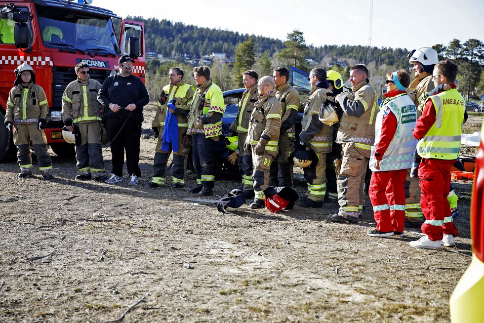 Her er både brannvesen og ambulansefolk samlet etter den omfattende øvelsen. De fikk et stort takk for arbeidet.
 Foto: June  Helén Bjørnback