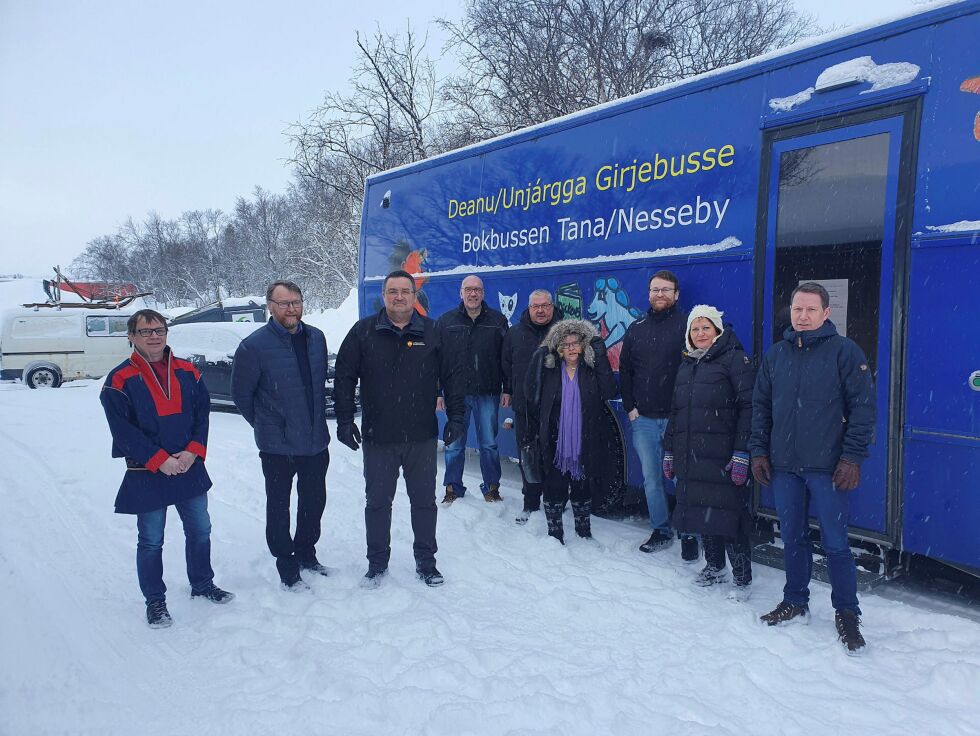 Man­dag un­der­skrev Tana og Nes­se­by ny sam­ar­beids­av­ta­le om bib­lio­tek­buss­en. Fra venst­re: kon­sti­tuert råd­mann i Tana, Trond Are Anti; le­der for ho­ved­ut­valg for om­sorg, opp­vekst og kul­tur i Tana, Ulf Ballo; ord­fø­rer i Nes­se­by, Knut Store; stabs­le­der i Tana kom­mu­ne, Arn­finn Bønå; sjå­før på bib­lio­tek­buss­en, Jan Han­sen; bib­lio­tek­sjef i Tana, Ragn­hild Måsø; bib­lio­tek­sjef i Nes­se­by, Jør­gen Bet­ten; ord­fø­rer i Tana, Hel­ga Pe­der­sen og ad­mi­nist­ra­sjons­sjef i Nes­se­by, Olaf Tros­ten.
 Foto: Tom Hardy