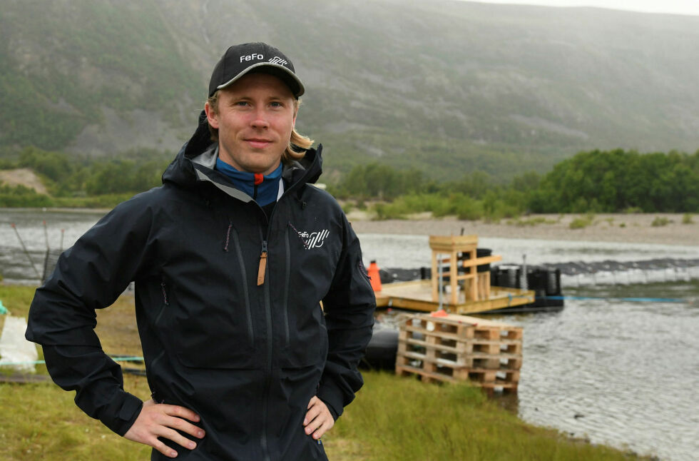 Utmarksforvalter Markus Stock kan fornøyd konstatere at flyteristfella i Lakselva fungerer.
 Foto: Irene Andersen