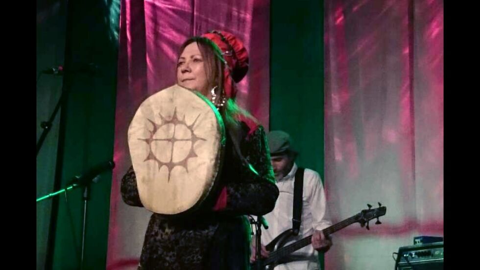 Mari Boine med band var høydepunktet på samefolkets dag i Tromsø. Her i en rolig passasje under en forrykende konsert som varte nesten to timer.
 Foto: Steinar Solaas