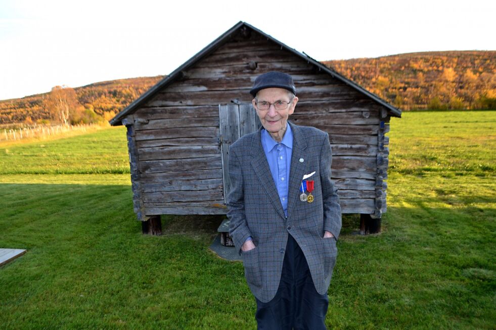 Olaf Hansen med medaljene han fikk for sin innsats i Tysklandsbrigaden i 1947/48. De ble høytidelig overrakt under en seremoni på Garnisonen i Porsanger i slutten av august.
 Foto: Tom Hardy