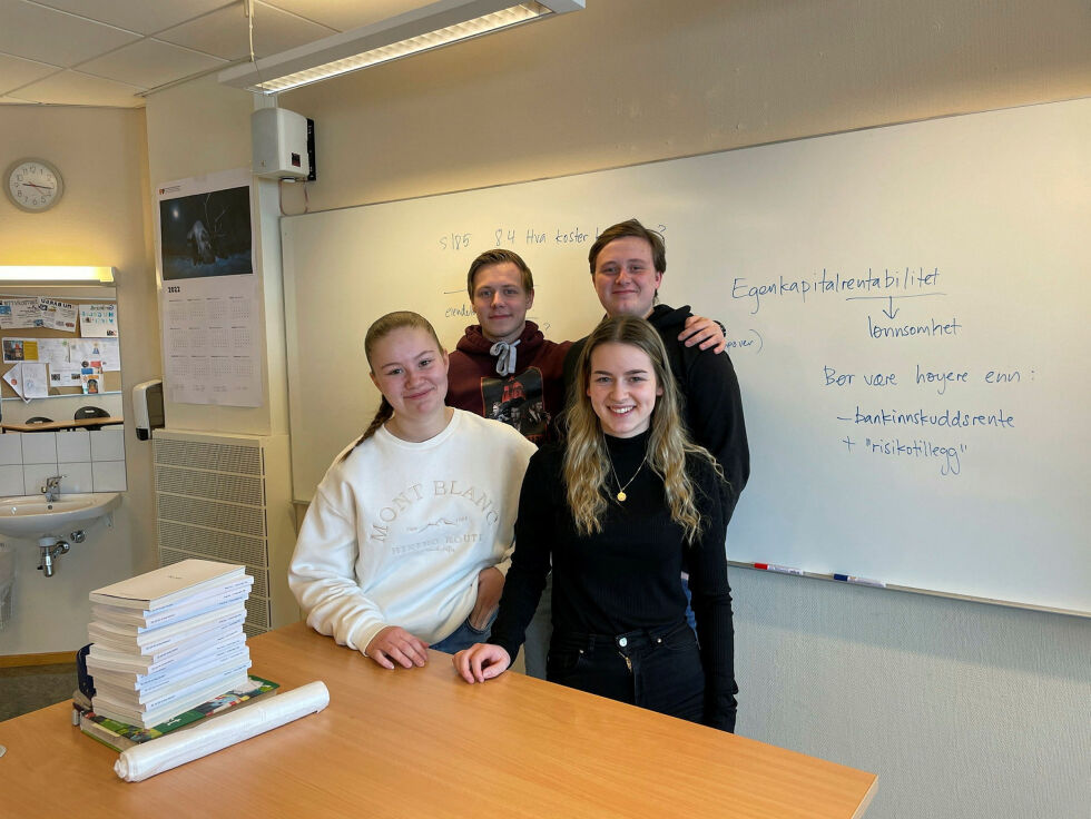 Martine Knutsen, Edvin Mikalsen, Anne Guro Nordli og Fredrik Torgersrud-Skogan syns de får mye faglig ut av å være med i spillet, pluss at det er artig.
 Foto: Birgitte Wisur Olsen