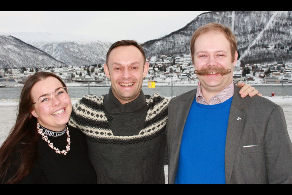SV løfter samiske saker i nasjonalforsamlinga. Bjarne Rohde (til høyre) er leder i Troms SV og vararepresentant til Stortinget for Torgeir Knag Fylkesnes (i midten). Til venstre første vara Katrine Boel Gregussen.
 Foto: Troms SV