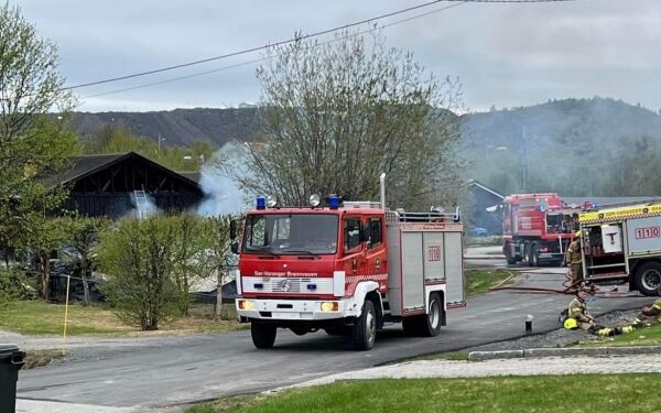 Garasjen nedbrent, spredte seg til huset