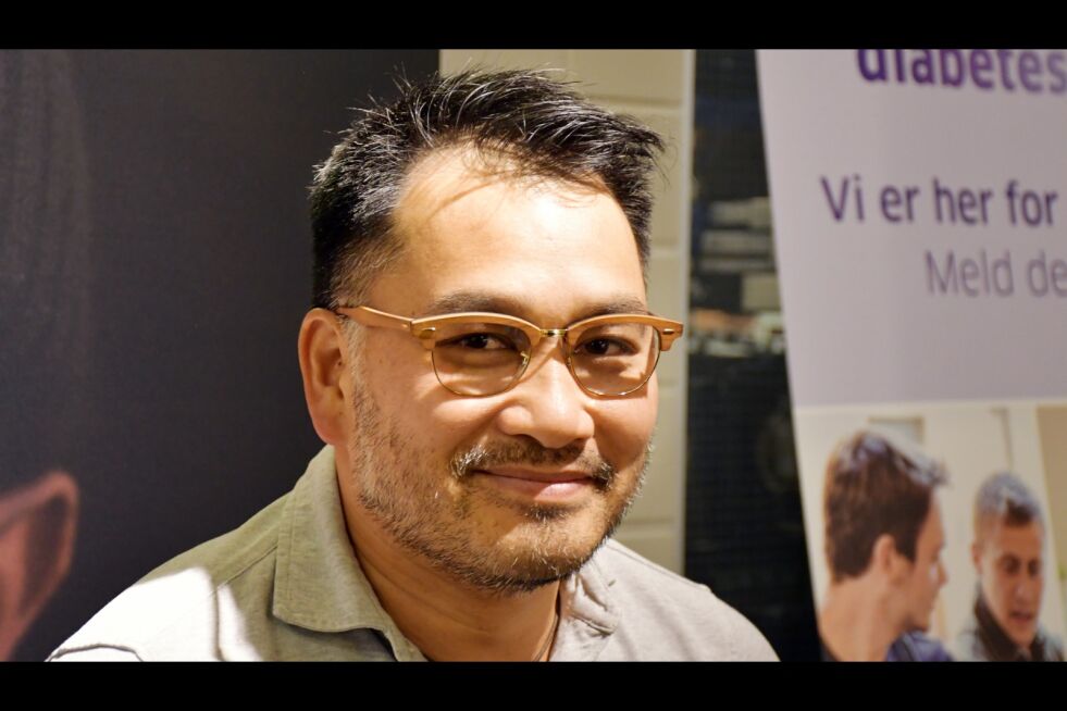 Vinh Hoang Trinh har arbeidet som optiker i Lakselv de siste tre årene. Vinh er overrasket over den høye andelen av alvorlige øyesykdommer, som grønn stær, i Finnmark.
 Foto: Irene Andersen
