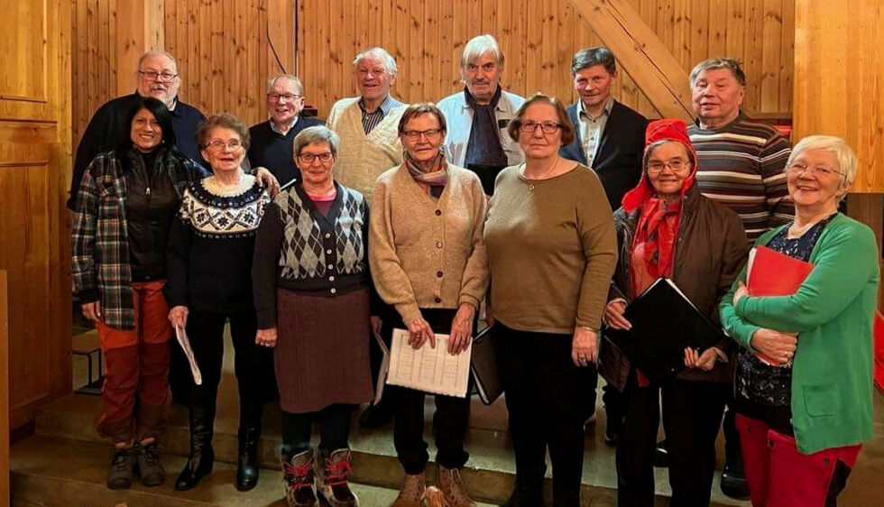 Koret Skadjil fra Karasjok. Bakerste rekke: Halvdan Nedrejord, Oddbjørn Karlsen (gjest), Helge Borud, Piera Mosebakken, Hagbart Grønmo, Aslak Krokmo. Rekka foran: Veera Khare Asher (gjest), Marit Didriksen, Karen Marie Anti Strømeng, Asfrid Karlsen (gjest), Lillian Kemi, Anne Ravdna Somby og Marit Ellen Amundsen.
Foto: Privat