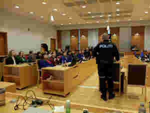 Voldsomt å bli båret ut av væpnet politi