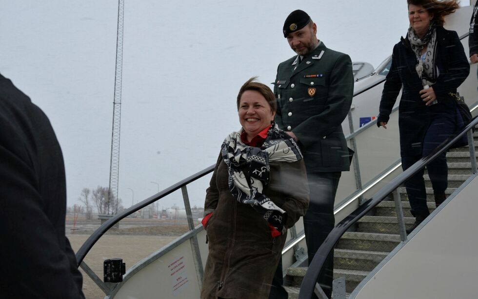 Porsangerordfører Aina Borch (Ap) og Hærstabens Nils Fredrik Sandquist var to av de ti passasjerene som var med fra Gardermoen da SAS åpnet sin direkterute Lakselv - Oslo fredag. Foto: Sonja E. Andersen.