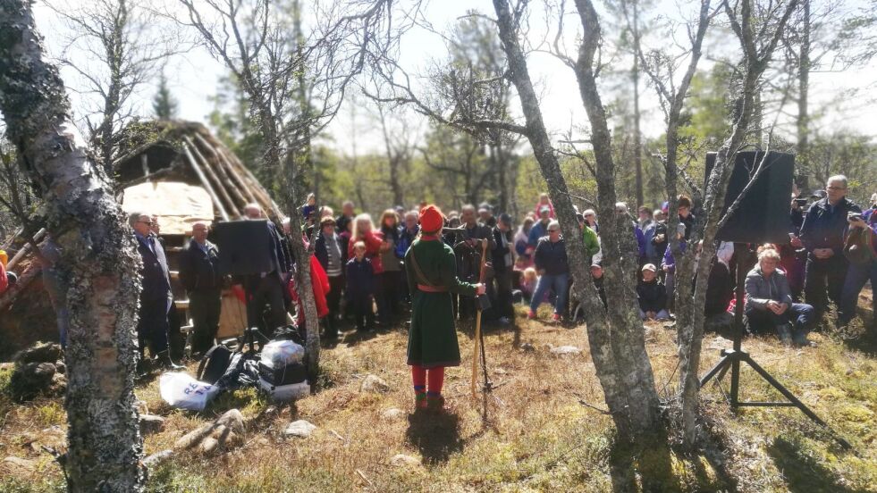 Marja Helena Fjellheim Mortensson er selv etterkommer av Daniel Mortensson. Hun fremførte flere nydelige joiker på åpningen av Mortenssons vinterboplass ved Kjerran, noen få mil fra Elgå.
 Foto: Erik Brenli