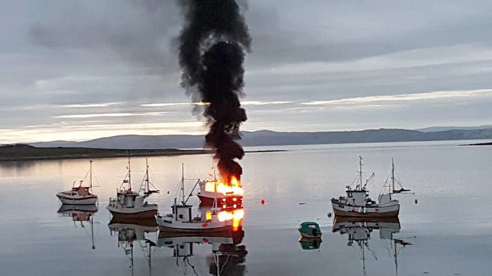 Båten som lørdag ble totalskadet i brann, lå fortøyd omtrent 100 meter fra land.
 Foto: Ole Inge Myrheim