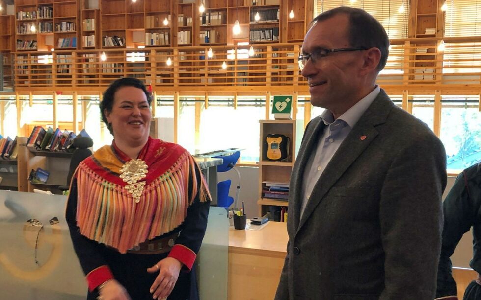 Sametingspresident Silje Karine Muotka og klima- og miljøminister Espen Barth Eide drøftet laksefisket i Tanavassdraget under ministerens besøk.
 Foto: Stein Torger Svala