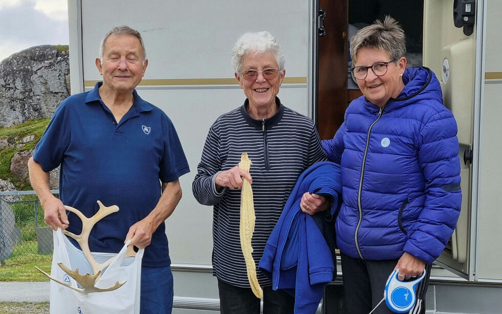De fikk med seg både reinhorn og tørrfisk før de dro fra Gjesvær. Sonja Helene Olsen til høyre på bildet.
 Foto: Privat