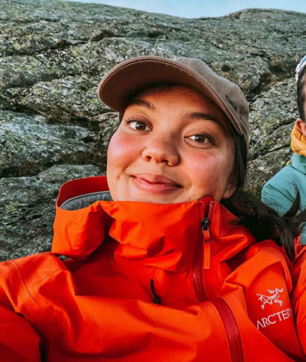 25 år gamle Natalie Andersen fra Malm på Fosenhalvøya i Trøndelag er ansatt som ny urfolksrådgiver på Barentssekretariatet i Kirkenes.
 Foto: Privat