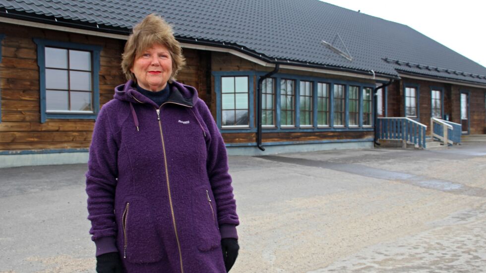 Varamedlem i kommunestyret i Nesseby, Mari-Ann Nilssen, mener hele prosessen rundt kjøpet av Asvo-bygget (bak) har vært uryddig.
 Foto: Torbjørn Ittelin