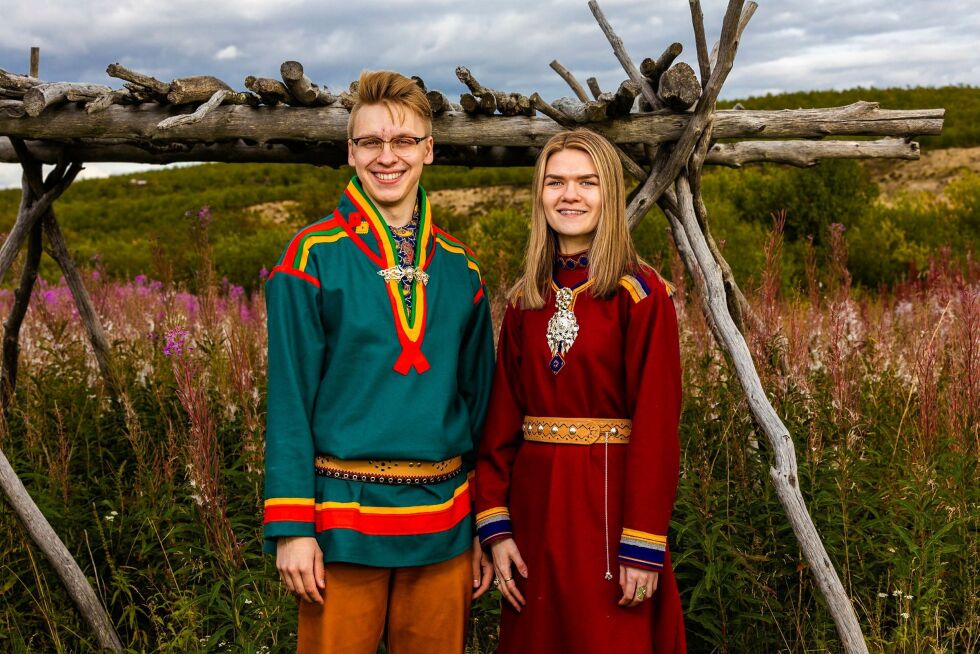 Nathaniel Holan Larsen (21) og Ane Malene Nordeng (23) besøker Vestlandet som Samiske veivisere. (Foto: Samiske Veivisere/Mads Suhr Pettersen)