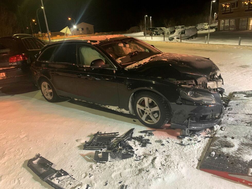 Den ene av bilene fikk betydelige skader. Ingen personer kom til skade i kollisjonen, melder politiet. Foto Lars Birger Persen