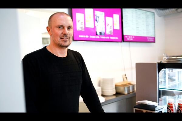 – Velkommen til nye Kjells kafé