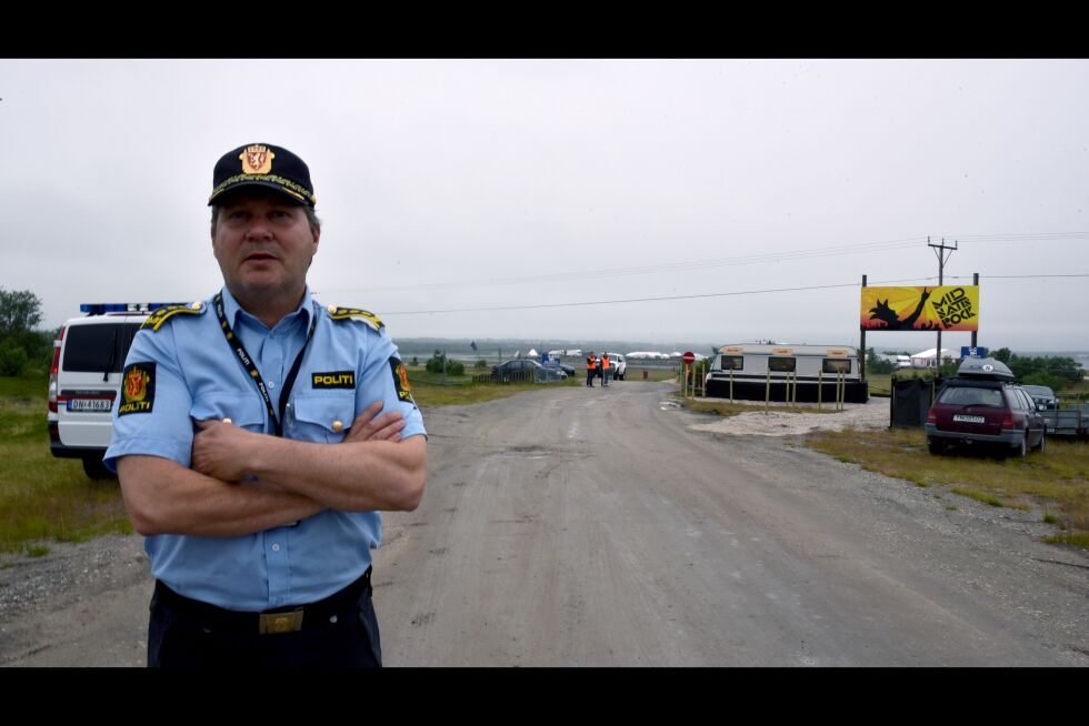 Da Ságat og lensmann Tarjei Leinan Mathiesen tok turen ned på Brennelvneset onsdag formiddag, var vaktholdet allerede på plass og campen på vei til å fylles.
 Foto: Bjørn Arne Johansen