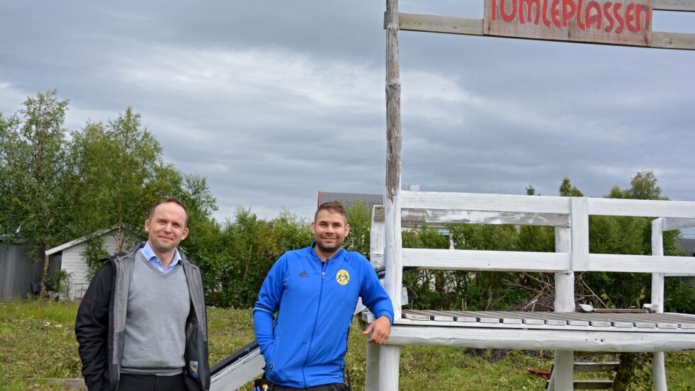 Daniel Johansen (til venstre) og Ørjan Langsholt er to av de som har satt i gang arbeidet med å gi lekeplassen i Porsveien i Lakselv nytt liv.
 Foto: Kristin Marie Ericssson