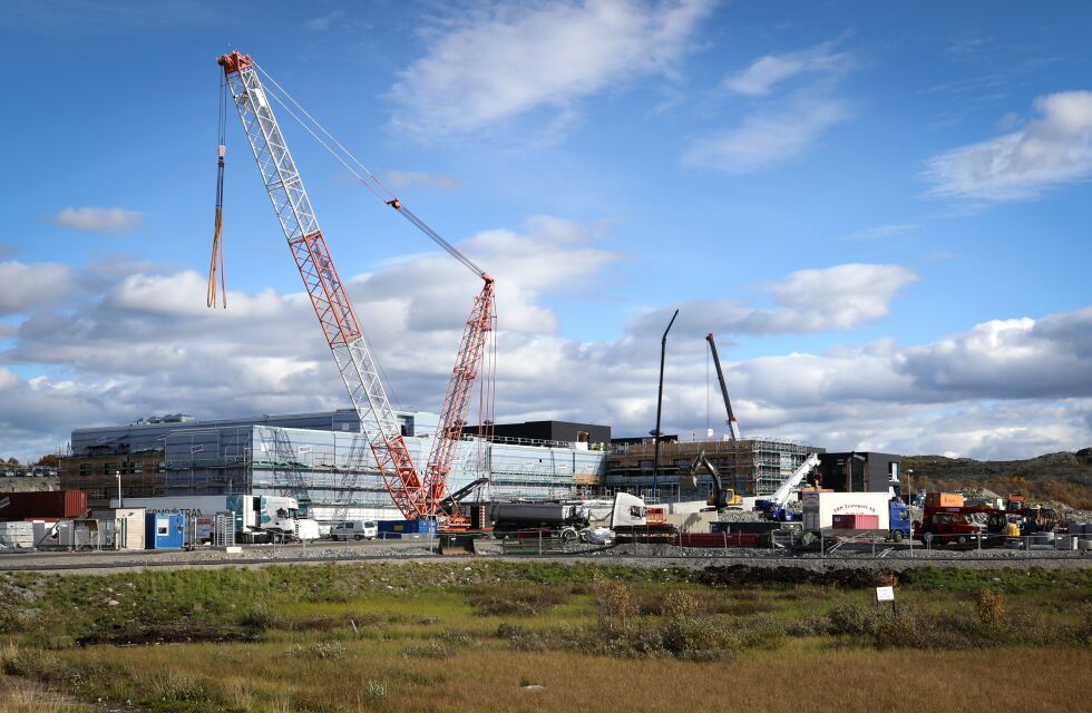 I hele sommer har det tyske byggefirmaet Cadolto jobbet med å få fraktet sykehusmodulene opp til byggeplassen som nå begynner å ligne veldig et sykehus.
 Foto: Silje L Kvammen