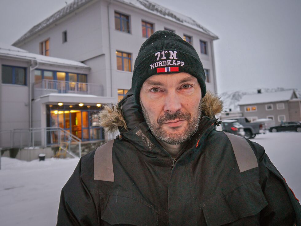 Hans Paul Hansen sier at ledelsen i Rica- og Scandic-kjedene går imot det som Nordkapp-rådmannen og hans stab foreslår av endringer for drift av Nordkapp-platået. I stedet foreslår man det man karakteriserer som en «middelvei-løsning».
 Foto: Geir Johansen