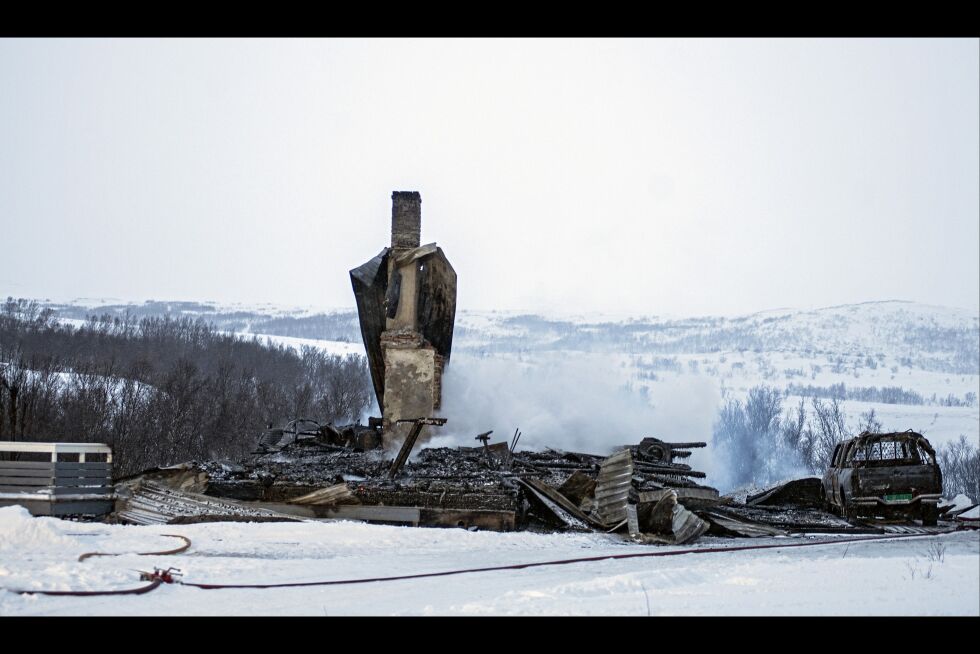 Bare pipa og deler av verandaen sto igjen etter boligbrannen i Dypbukt ved Russenes i Porsanger natt til onsdag.
 Foto: Bjørn Tore Pedersen