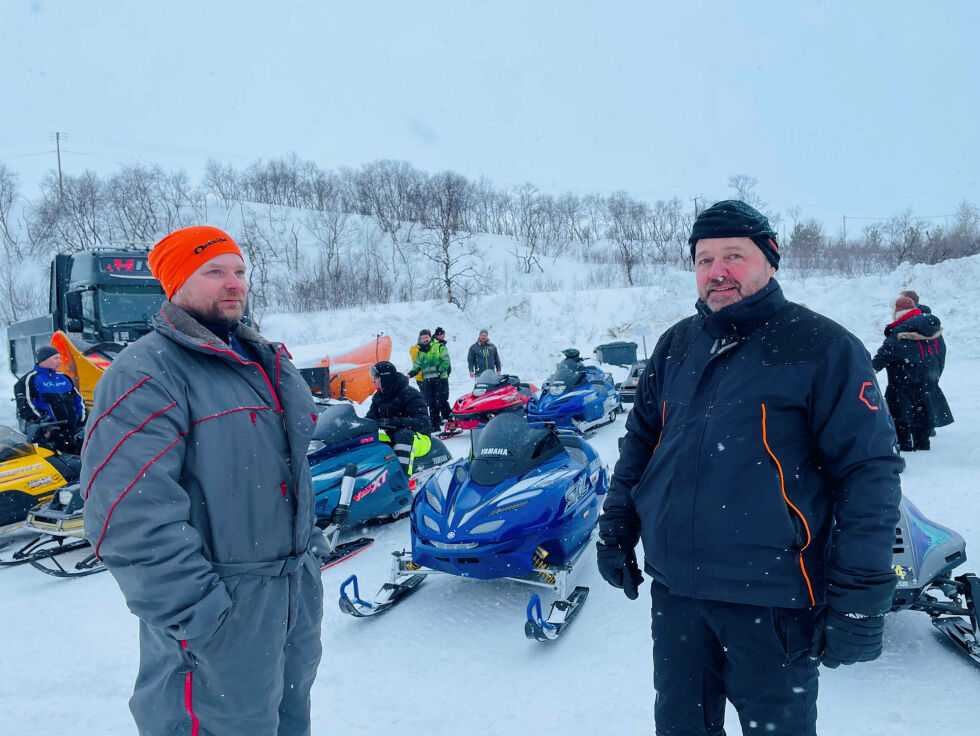 Lars Paulsen (til venstre) vant prisen for styggeste bekledning og tok det hele med et stort smil. Her før turen startet, med kompisen Sture Willumsen, godt kledd i kulda.
 Foto: NGK