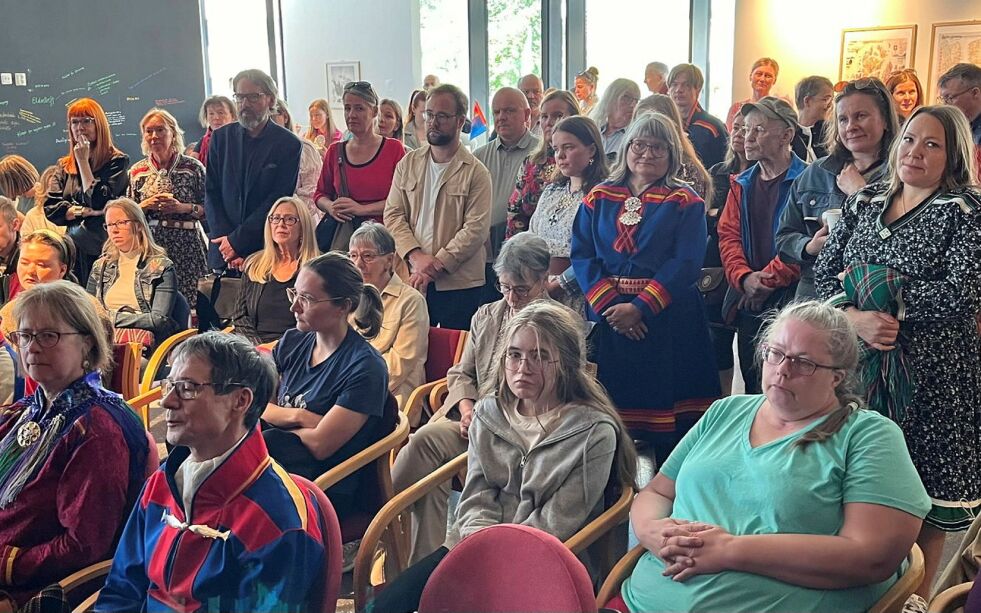 Det var mange som deltok under den offisielle åpningen av Romssa Sámi Viessu forrige helg.
 Foto: Elin M. Wersland
