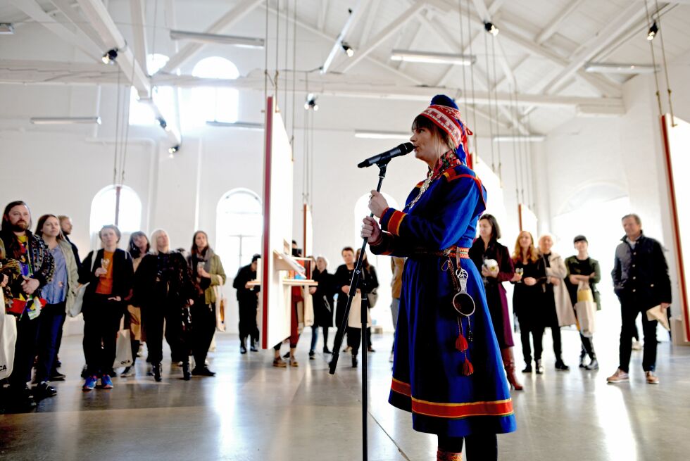 Sara Marielle Gaup med høytidelig opptreden med sang, joik og tekstopplesing foran over 300 besøkende.
 Foto: Sunniva Bornøy