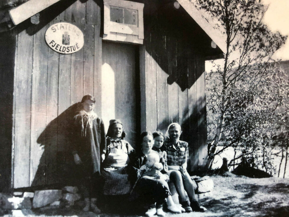 Dette bildet er tatt utenfor den gamle tingstua benyttet som statens fjellstue: Fra venstre; Karen Marit Hansen Paulsen, Klemets datter. Inga Hansen, Anna Sofie Mienna Holmestrand. I fanget; Anne Kirsten Holmestrand Hansen. Berit Anne Hansen Myrskog. Helt til høyre er oppsynskvinnen for Statens fjellstuer, Astrid Tonberg.
 Foto: Stein Torger Svala