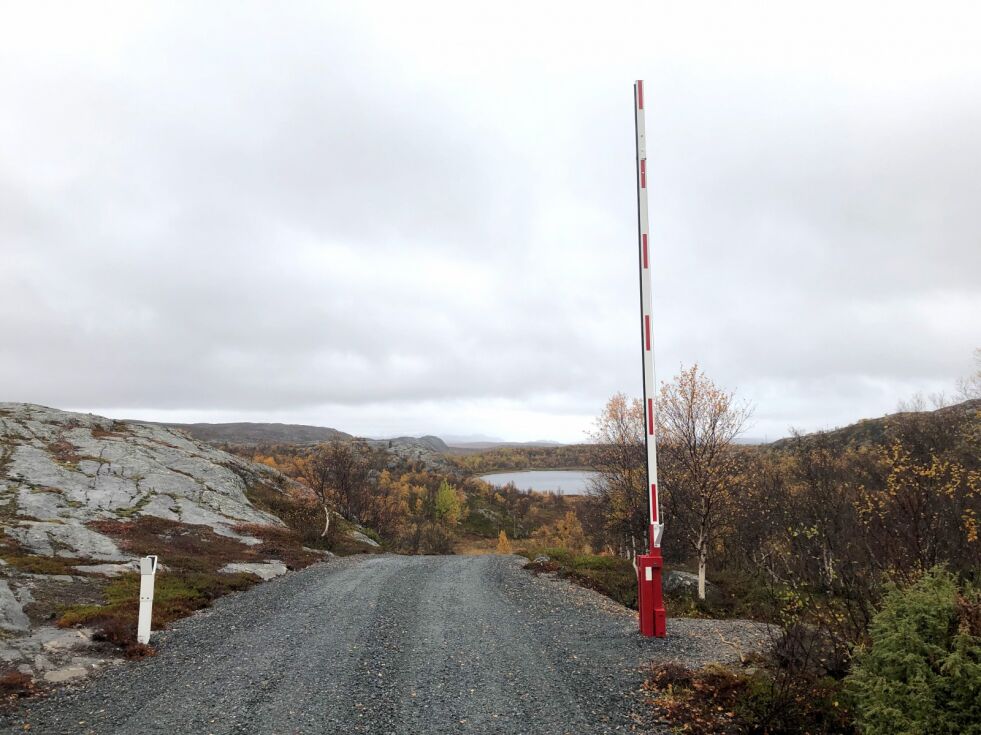Forsvaret har rustet opp øvingsveiene bak Høybuktmoen, og på en avstikker er det også satt opp en bom.
 Foto: Hallgeir Henriksen