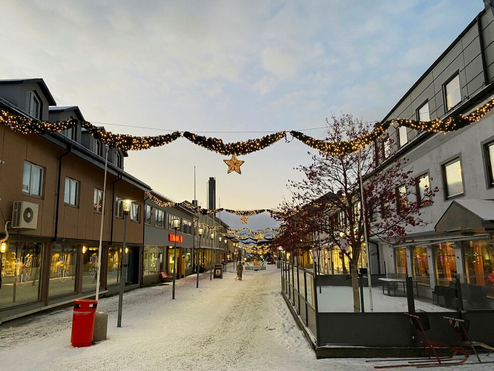 Julegata i Kirkenes er stemningsskapende, og etterhvert vil det forhåpentligvis komme flere folk i gata når vi går inn i adventstida.
 Foto: Hallgeir Henriksen