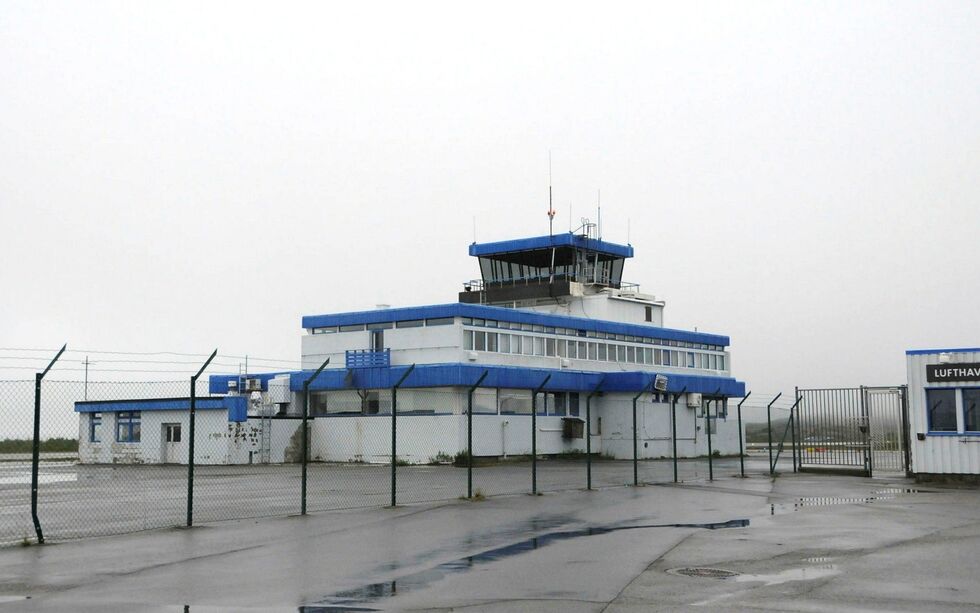 Sju arbeidsplasser flyttes fra tårnet på Kirkenes lufthavn Høybuktmoen til Bodø dersom vedtaket om automatisering blir stående.