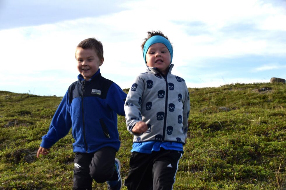 Piera Niillas Wigelius (6 år) og Asllat Ánde Utsi (5 år) har hatt konkurranse hele veien opp til Gollevárri. Og de hadde fortsatt krefter til en løpekonkurrranse ved bålplassen, mens de voksne slappet av før returen.
 Foto: Hilde Porsanger