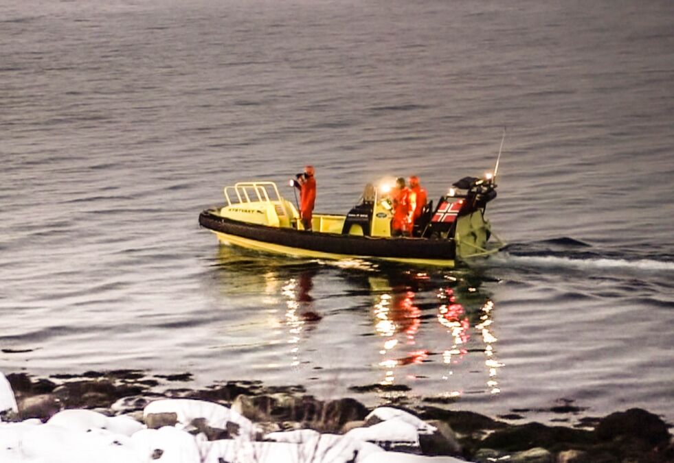 Kystvakta søkte med to kjappe lettbåter, som ble bemannet med personell for å gjennomføre overflatesøk. – Begge båtene søkte langs land, strandlinja og i sjø med lyskastere, ir kamera og kikkerter, forteller skipssjef Øystein Smaaberg på KV «Svalbard».
 Foto: Bjørn Egil Jakobsen