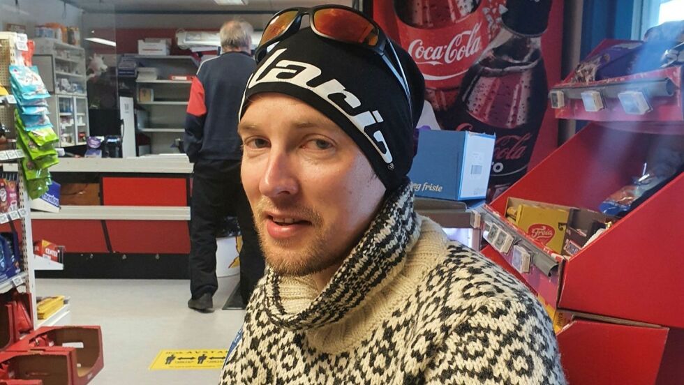 Marcus Bech-Mikalsen fra Kjøllefjord er student på Kunes, jobber på matbutikken og har fått tomt i det nye hyttefeltet. – Hyttefelt er positivt for bygda, mener han. Begge foto: Tom Hardy