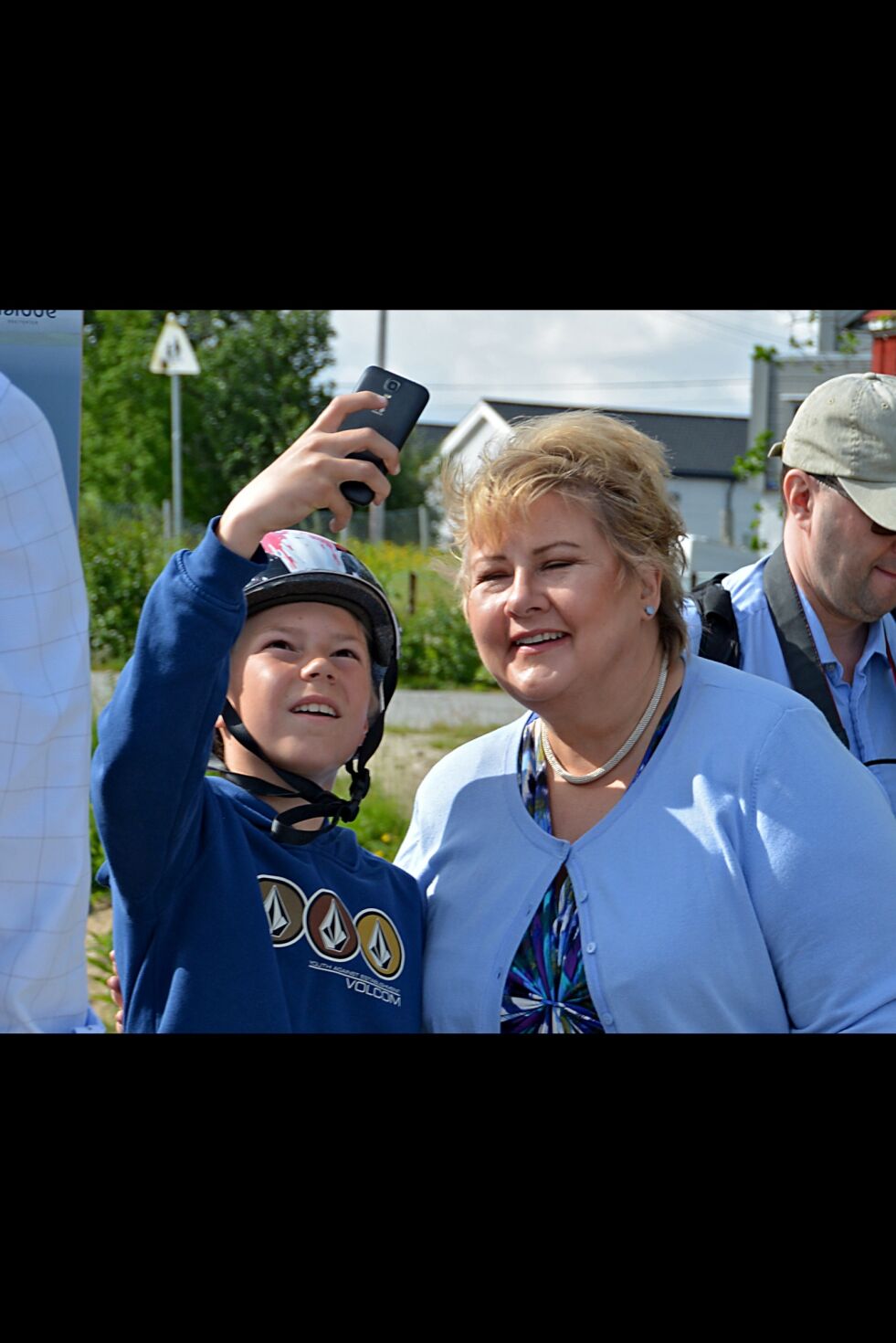 Statsminister Erna Solberg var ikke tung å be da ungene ville ta bilder med henne.
 Foto: Kristin Marie Ericsson
