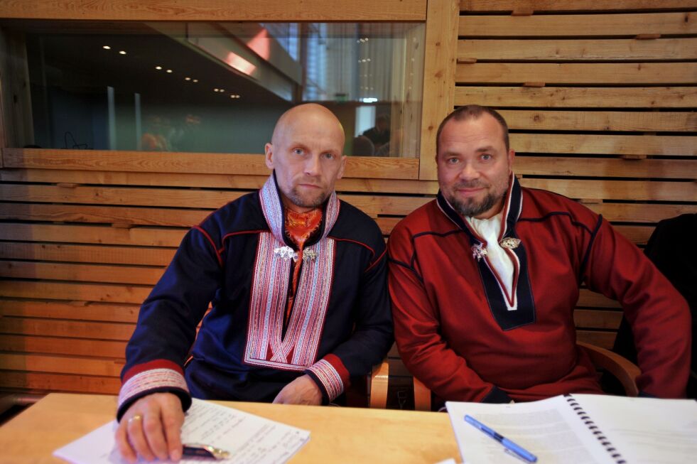 Are Smuk Figved (til høyre) mener han er ført bak lyset. Her sammen med kollega Johan Buljo i Finmark Rein.
 Foto: Erik Brenli