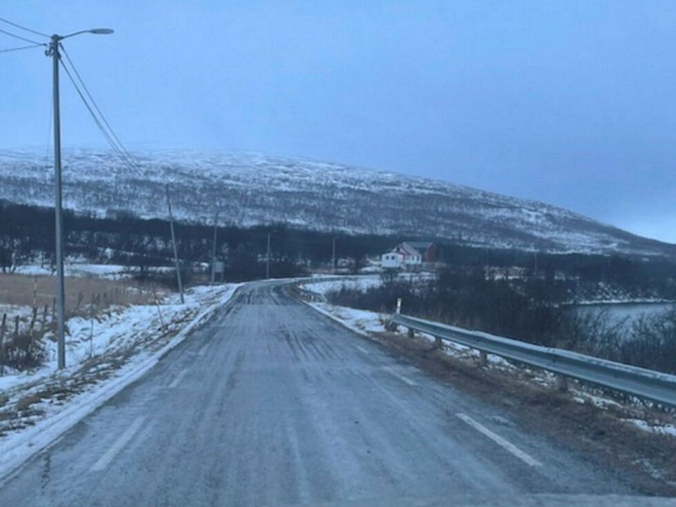 Fylkesvei 8060 var torsdag morgen såpeglatt i sjøsamebygda Veidnesklubben i Lebesby kommune.
 Foto: Helge Ovanger